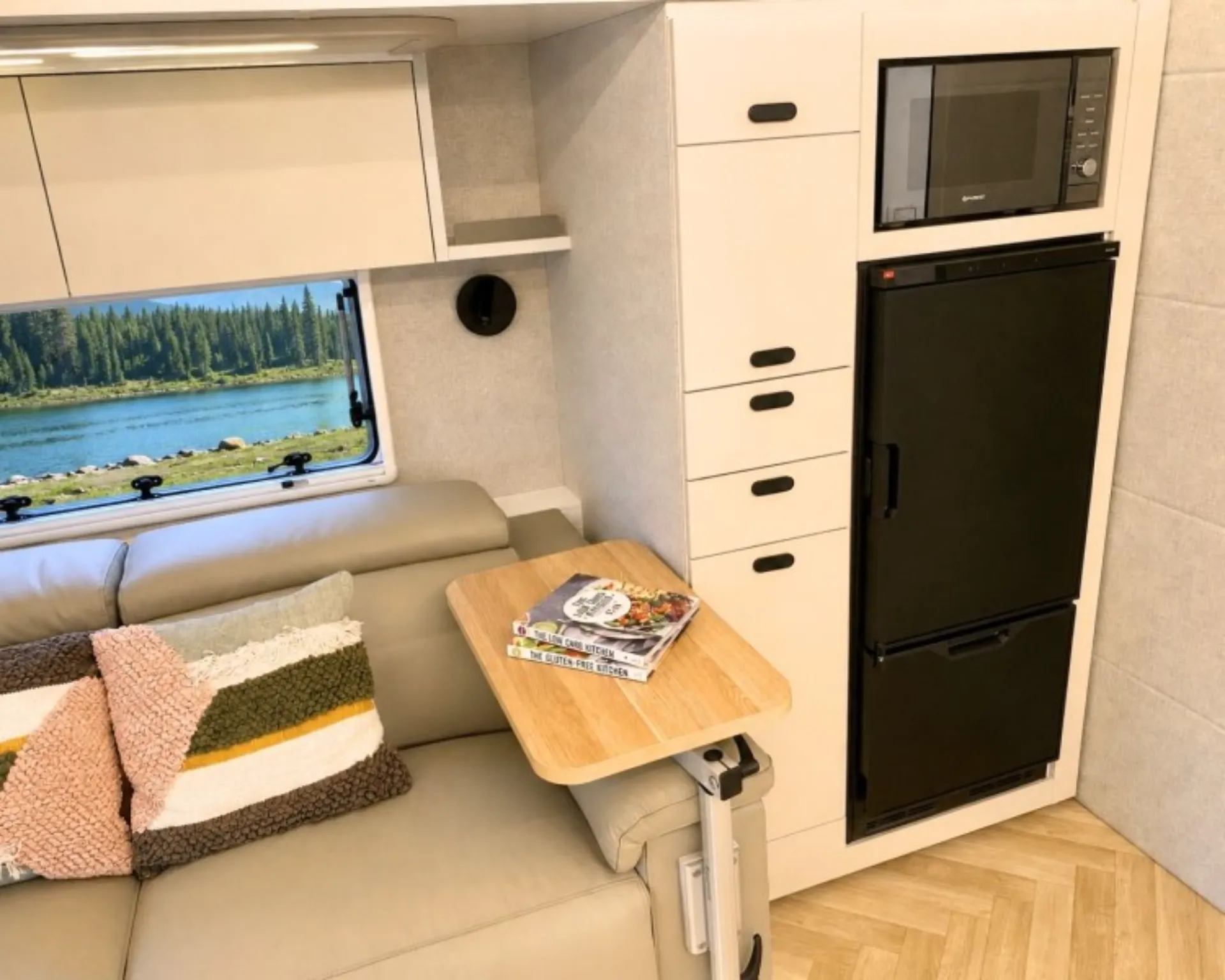 N652 interior image 4