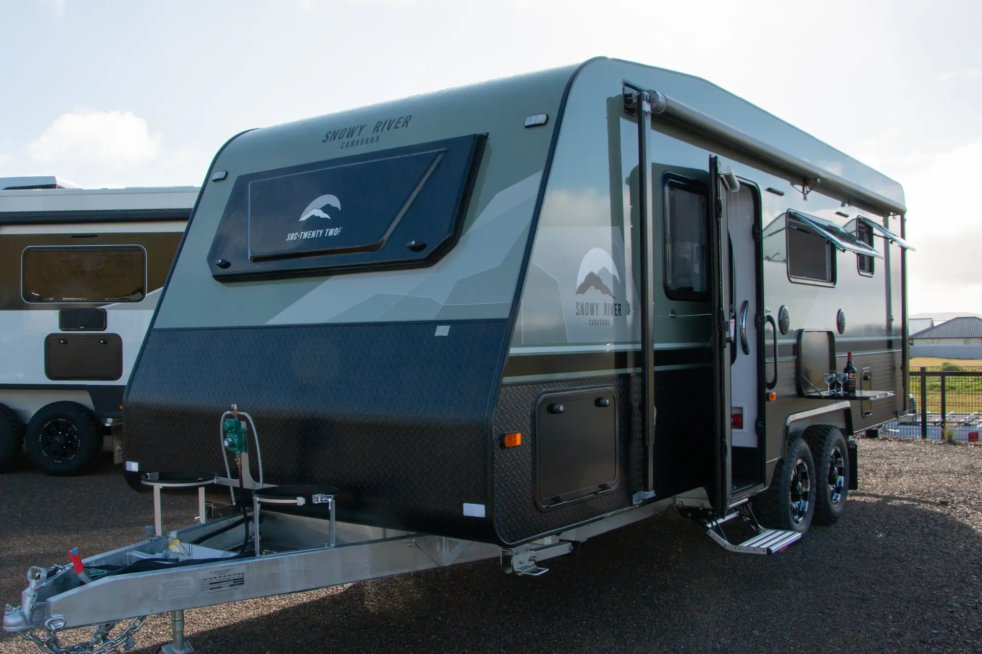 2026 Snowy River SRC-22F High Spec 600w solar, 400ah batteries, 2" raise to Chassis