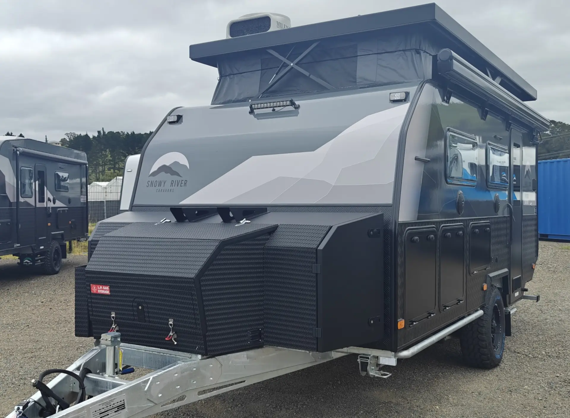 SRH-16F family caravan with massive 800w power plus 600ah battery