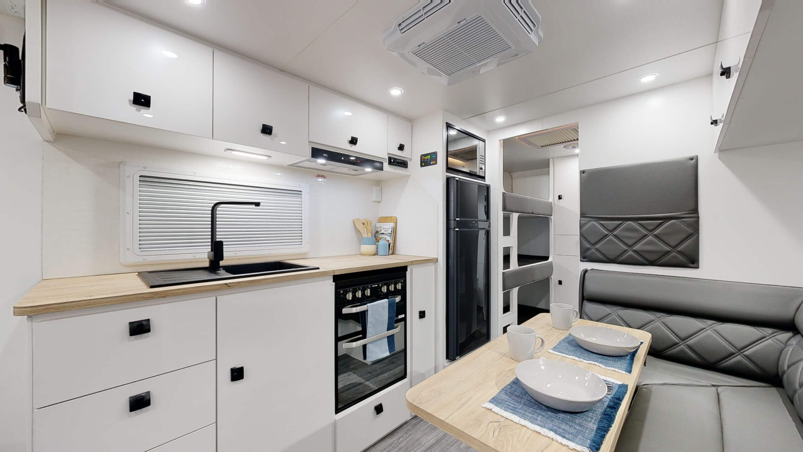 ADVENTURE 21.6FT 3 BUNK VAN