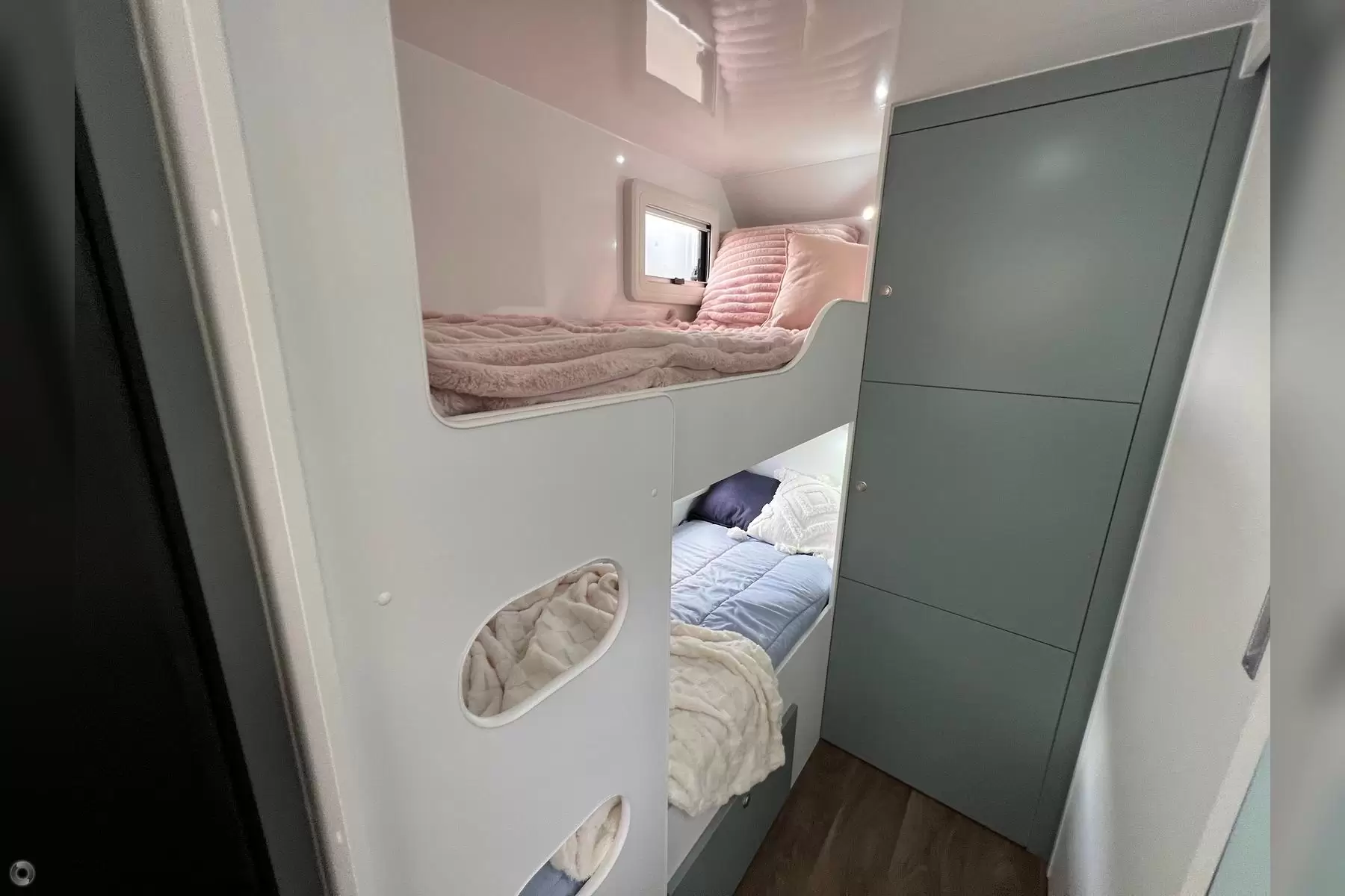 21 Series Family Tourline Image
